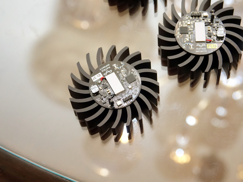 MATRIX社と共同で開発。同社の技術を使って、充電不要を実現した