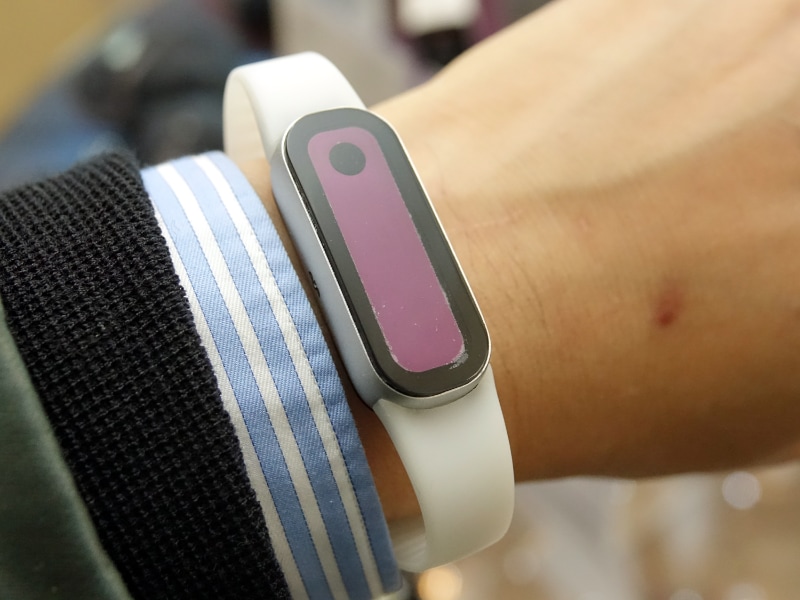 腕に装着してみた。本体が直線的なため、まだ腕にしっかりフィットしないが、こうした点は発売までに改善する方針。時計もないシンプルさが特徴だ