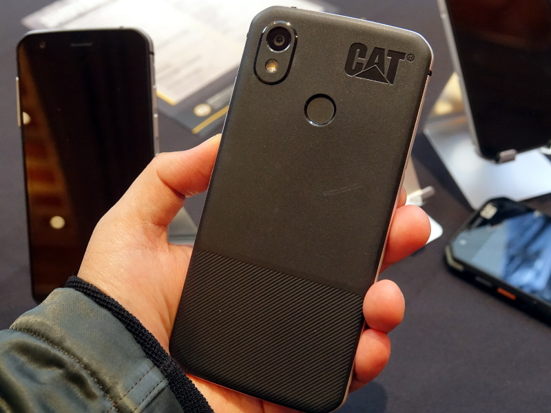 背面のデザインも、S32に比べるとシンプル。ロゴも控えめだ