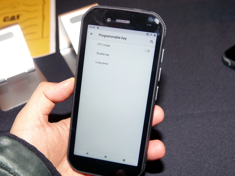 左側面にはプログラマブルキーを備える。PTTにも対応