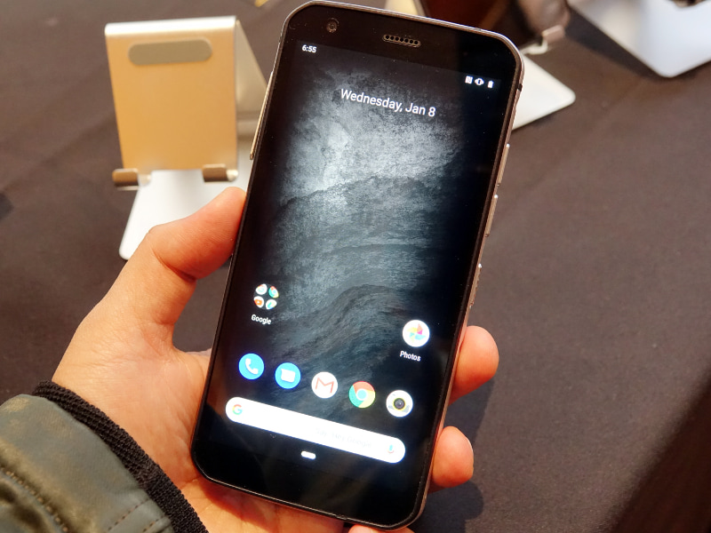 普通のスマホの見た目に近いデザインを打ち出したS52