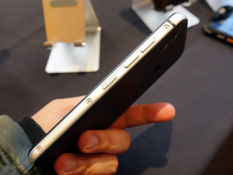 アルミフレームを採用。USB端子はUSB Type-Cとなる
