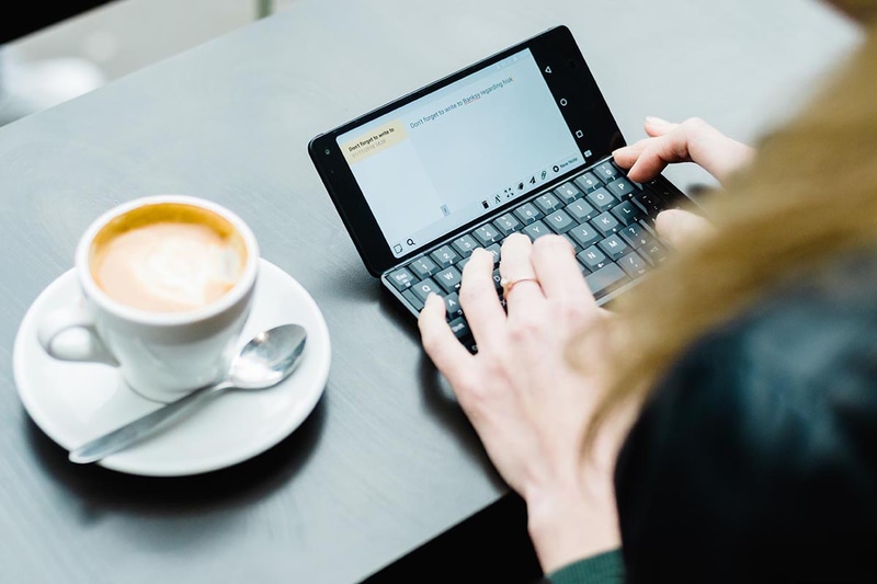 Planet ComputersのCosmo Communicator。6インチスマートフォンで、物理QWERTYキーボードを搭載する。キーは、国内正規代理店品は日本語配列＋かな印字キートップ。かつてのPDA（携帯情報端末/Personal Digital Assistant/Personal Data Assistant）のようなスタイルで使える。SIMロックフリー端末で、デュアルSIMおよびeSIMに対応。実勢価格は10万円前後。