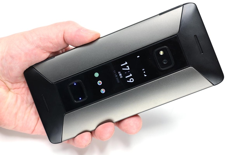 閉じた状態で通話ができ、開けばキーボード付きAndroid端末。もちろん縦表示にもできる。キーボードはバックライト内蔵。