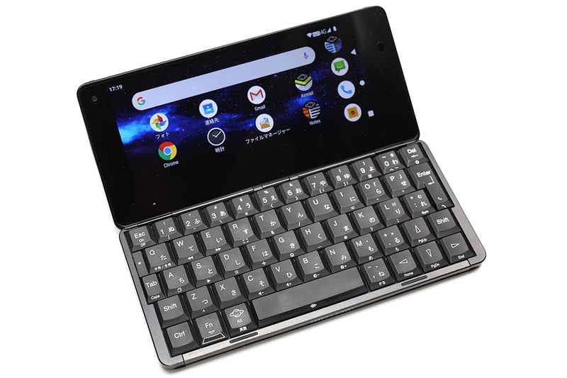 閉じた状態で通話ができ、開けばキーボード付きAndroid端末。もちろん縦表示にもできる。キーボードはバックライト内蔵。