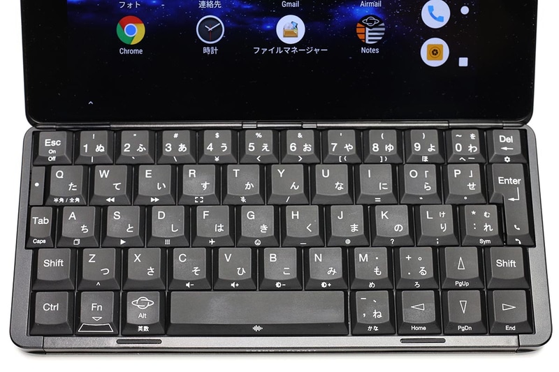 左右約170mmのQWERTYキーボードで、両手人差し指でタイプするような感じで使える。初期状態では“かな入力”で、キーのひらがな刻印のとおり入力できる（ローマ字かな入力ではない）。天板画面上のディスプレイには、通知やメール等の内容が表示される。