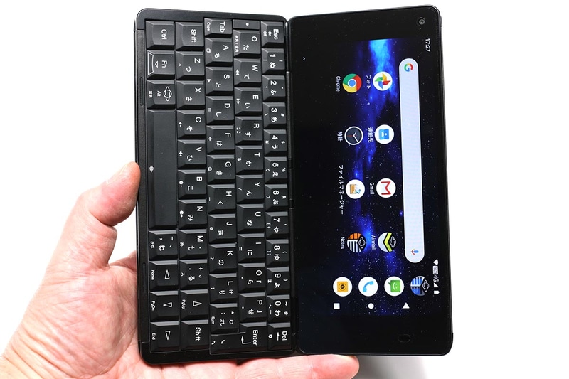 ノートパソコンのように使うのが前提の端末だからか、画面向きを変える場合はユーザーの操作が必要になる（試用期間が短いため俺が知らないだけで他の方法もあるかもしれない）。また、キーボードは取り外せないため、縦画面での使用時にはキーボードも縦のままだ。