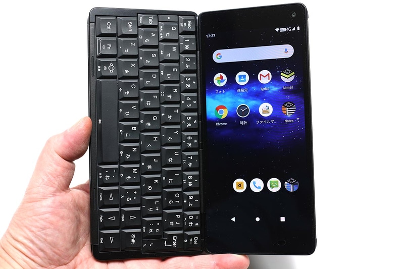 ノートパソコンのように使うのが前提の端末だからか、画面向きを変える場合はユーザーの操作が必要になる（試用期間が短いため俺が知らないだけで他の方法もあるかもしれない）。また、キーボードは取り外せないため、縦画面での使用時にはキーボードも縦のままだ。