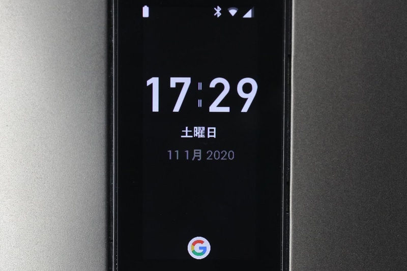 通常は日時や通知が表示される。フリック操作でWi-Fiや機内モードのオンオフなどを行えるボタンが現れる。