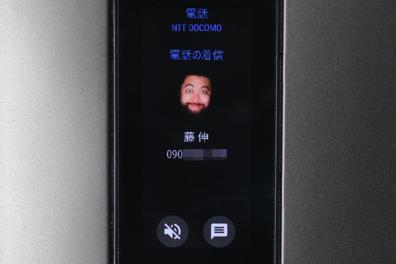 電話がかかってきた様子。そのまま端末を耳に当てて通話することも、スピーカーホンで通話することもできる。左は不在着信の表示。全体的に日本語が微妙にヘンな感じになっているが、まあだいたいわかる感じ。