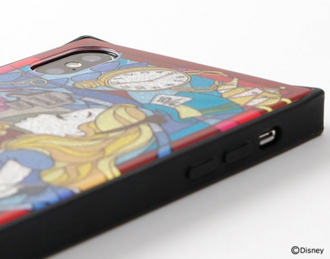 背面はグリッターが千葉められている。四隅は盛り上がっており、傷の防止に貢献