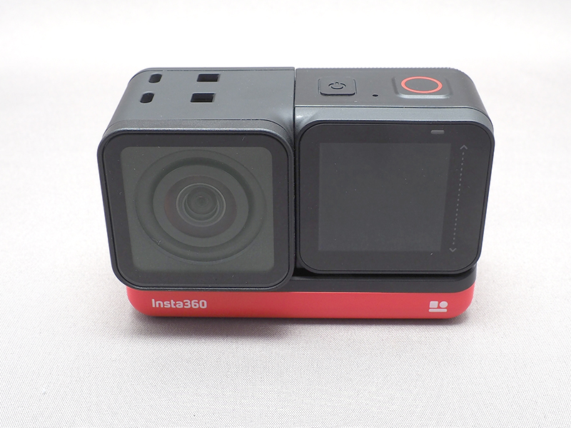 4kモジュールを反転させれば液晶面とレンズが隣り合わせになり、セルフィーに対応する。モジュール式なのでこんなセッティングも容易だ