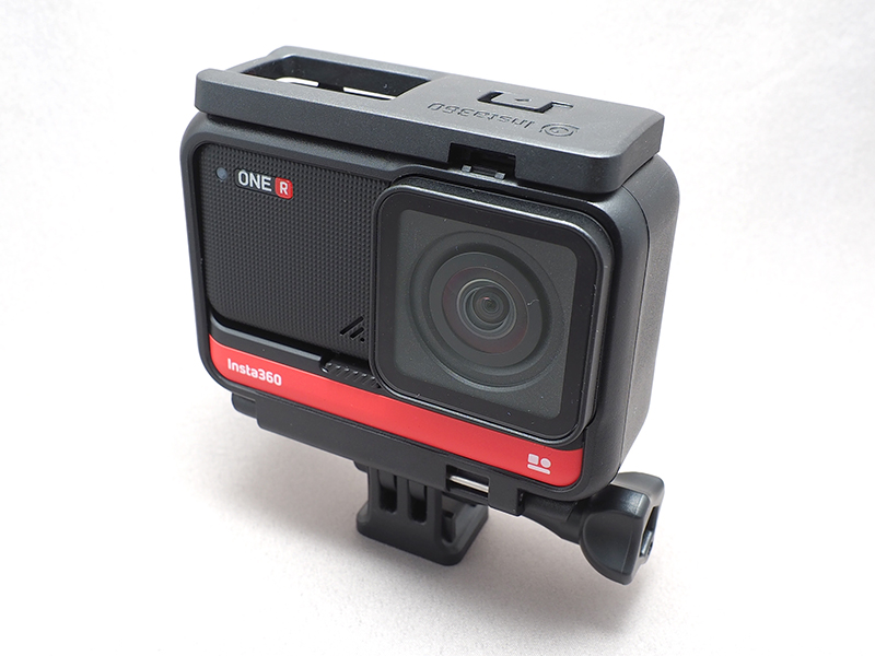 標準添付するケースをつけると、5mまでの防水に対応。三脚穴もこれで追加できる