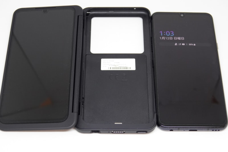 G8X ThinQそのものはかなり小ぶり。スマホに専用のサブディスプレイ付きケース（LGデュアルスクリーン）が付属。ケース側にはUSB Type-C端子があり、これを本体と接続することで“2画面スマホ”として使えるようになる