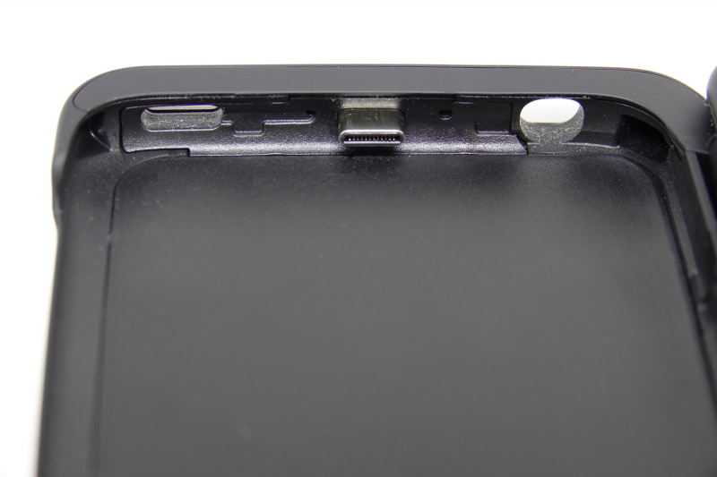 G8X ThinQそのものはかなり小ぶり。スマホに専用のサブディスプレイ付きケース（LGデュアルスクリーン）が付属。ケース側にはUSB Type-C端子があり、これを本体と接続することで“2画面スマホ”として使えるようになる