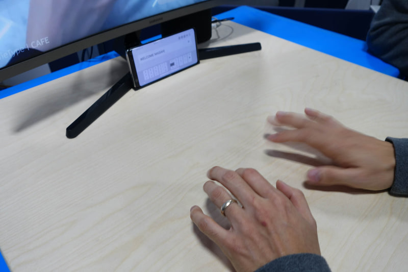 こんな感じで何もない卓上でキーボードがあるかのごとくペチペチ指を動かすと文字が入力されていく