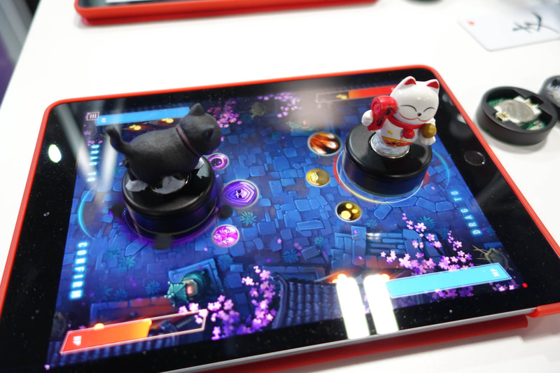 DRIFTを使ったサンプルゲーム。コマの周囲に表示されるアイコンは、コマを読み取って表示されるもの。コマを回転して選択する