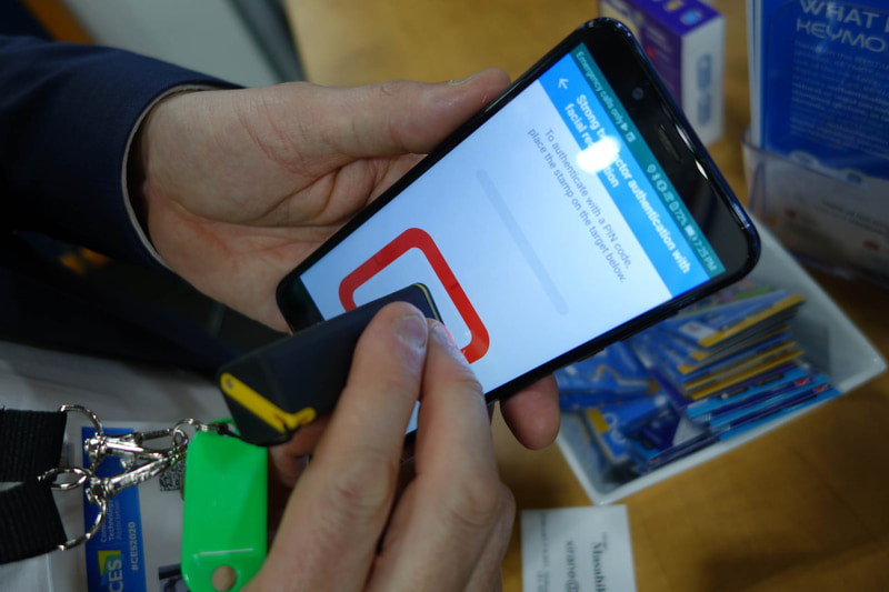 アプリのスタンプ面（赤に囲まれたエリア）がパルス発光していて、それをKEYMOが読み取る