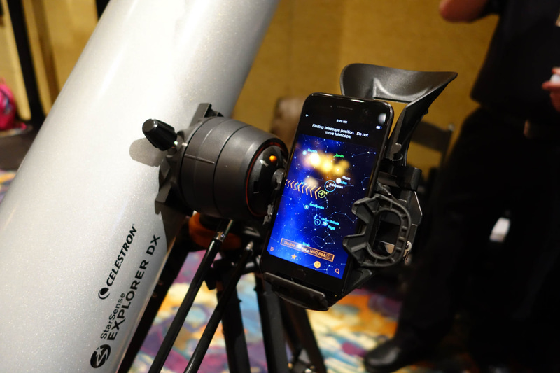 スマートフォンのホルダー部分。スマホを左右としたから挟み込んで固定している