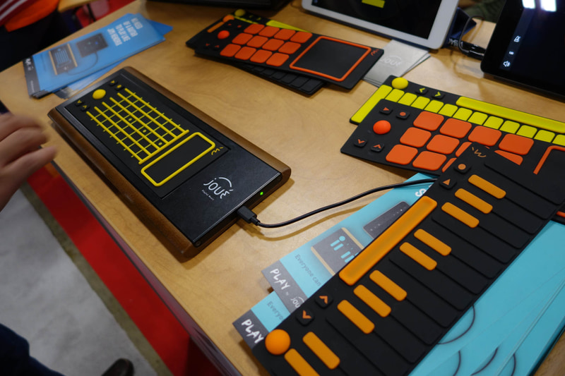 シリコンラバーの楽器面は複数同梱されて交換可能。ベース側にUSBケーブルを接続し、MIDIデバイスとして使う