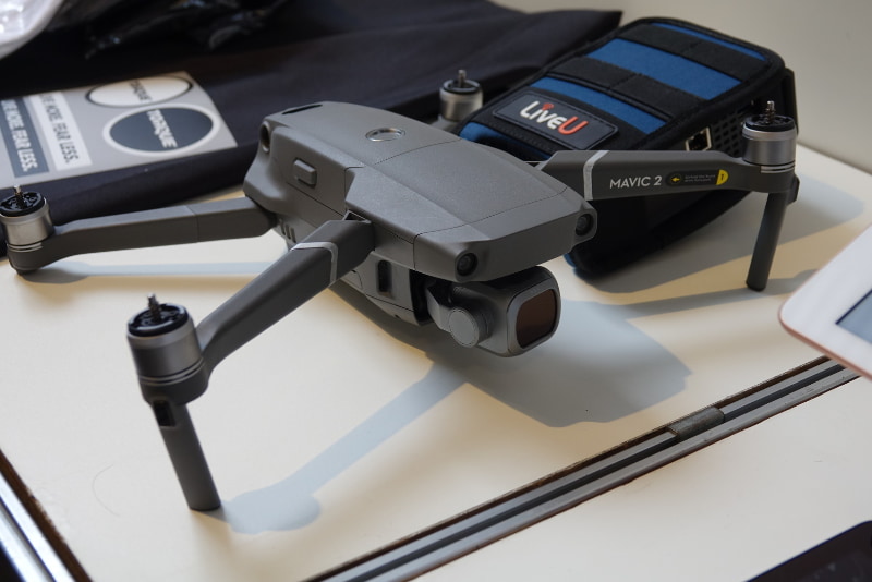 追跡するDJI製ドローンと追跡のための専用アプリ