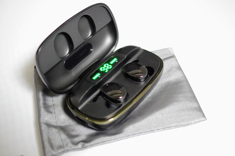 充電ボックスには1％刻みのバッテリー残量が表示されるほかイヤホンのバッテリー残量もメモリで表示される