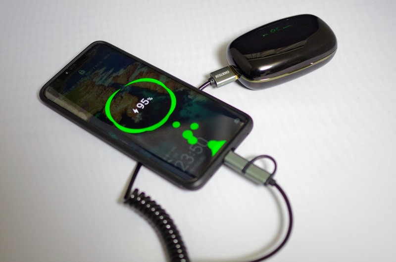 充電ボックスにUSBケーブルを接続するとモバイルバッテリーとなる