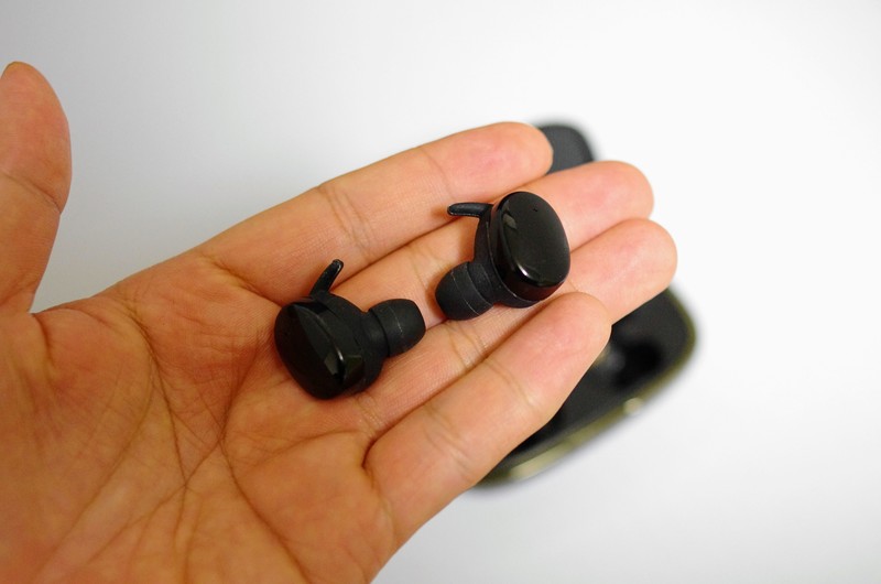 イヤホンは１つ約5gで非常にコンパクト。光沢のある面がタップできるエリアだ