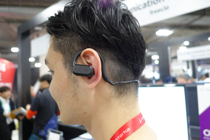 αble。左右がケーブルでつながったタイプのデザイン。