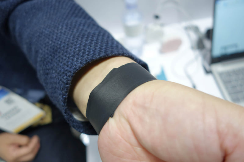 粘着テープで巻き付いているように見えるが、粘着力はなく、静電気で貼り付いている