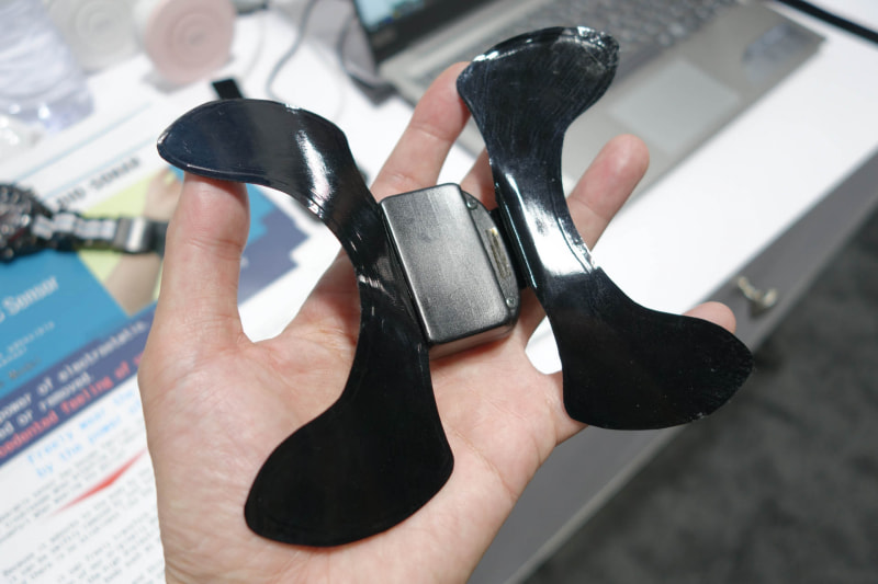 応用例として胸や頭などに貼り付けるバイオメトリクスセンサなども想定している