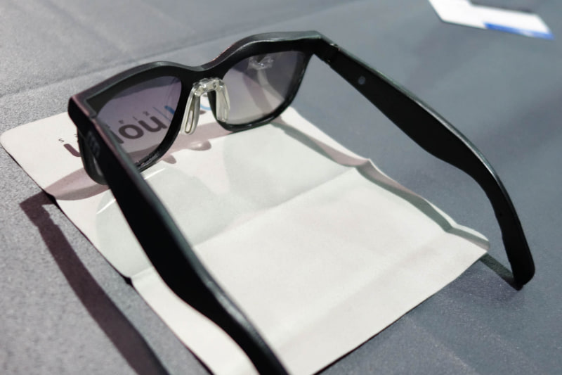 よく見ると右目のところにディスプレイが搭載されている