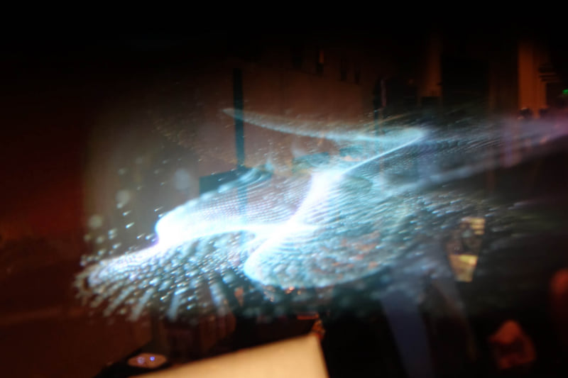 表示はかなり広く、カメラでは収まりきらないレベル。VRゴーグルと比べても遜色ない広さ