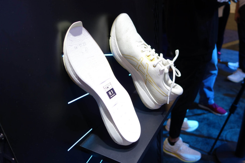 センサモジュールはソールの中に内蔵されている