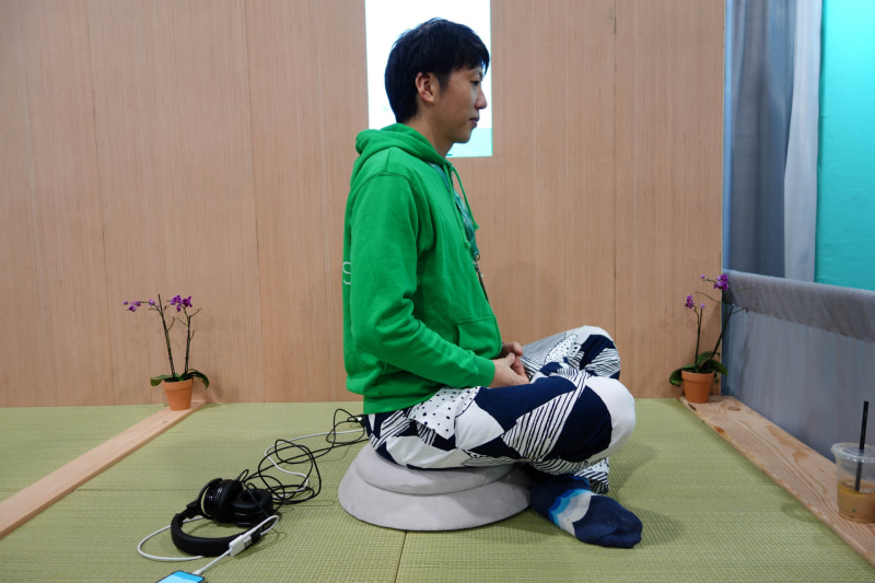 thewhuを使うときはこんな感じであぐらをかく