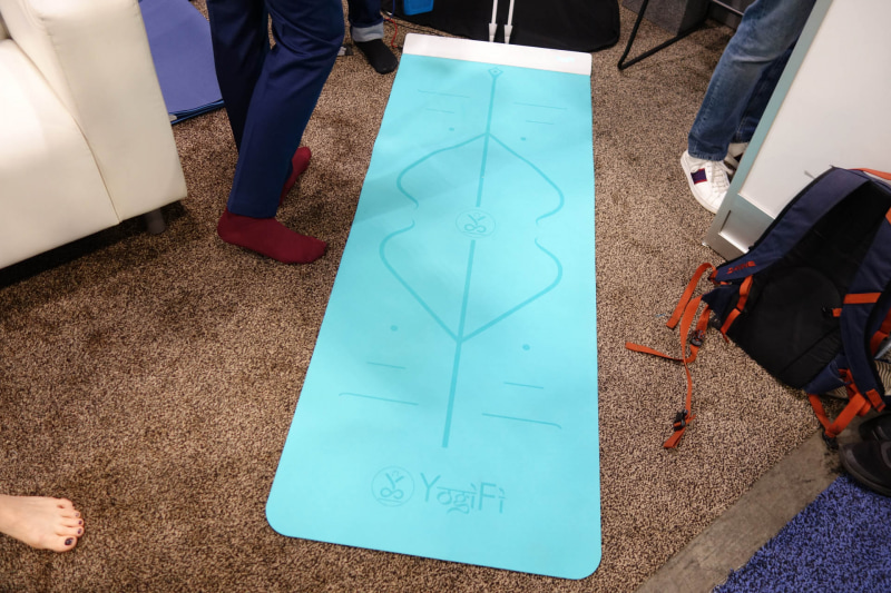YogiFi。表面は柔らかいヨガマットっぽい素材だが、1枚めくるとセンサーシートが顔を出す。上端側に通信モジュールやスピーカーが入っている