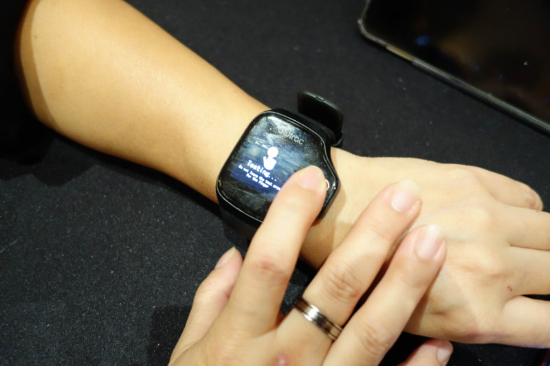 Glutracの測定時はもう片方の手の指も使う。測定にはけっこう時間がかかる