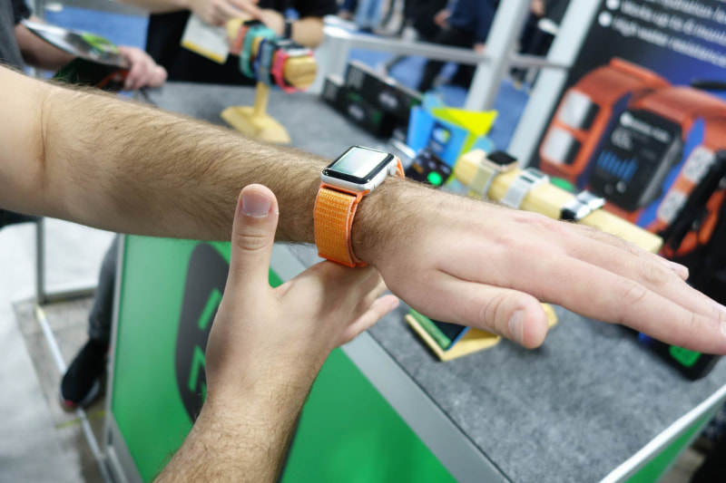 バンドの外側にも電極があり、両腕を電極に触れさせて体脂肪率を測定する