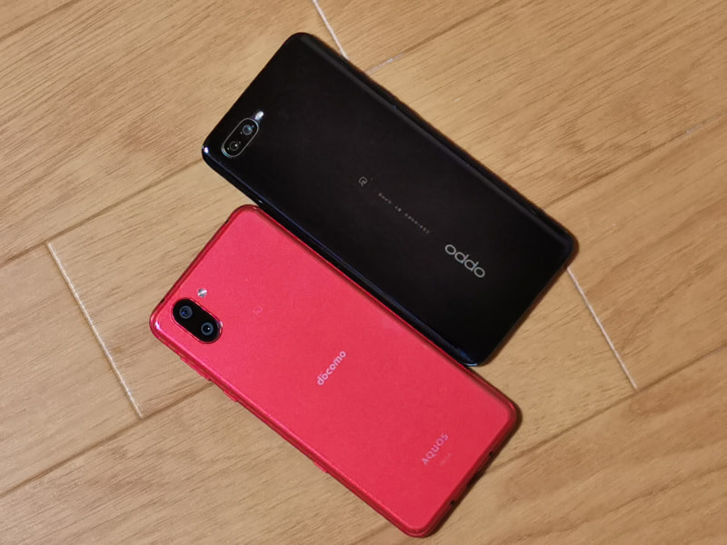 こうして写真に撮ってみるとReno Aが結構大きく見えますが、実際はそんなに差はありません。ディスプレイはReno Aが6.4インチ有機EL、AQUOSが6.2インチPro IGZO。手に持った感じは少し差を感じ、Reno Aは軽く薄いです