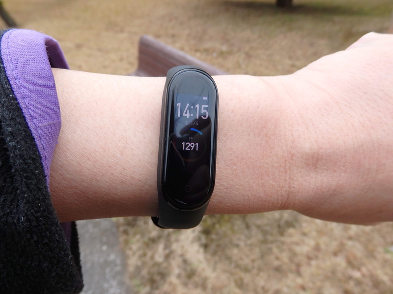 これがMiスマートバンド4(日本版)。パッと見には曜日の表示が「土」になっている（グローバル版は「SAT」）くらいしか違いません