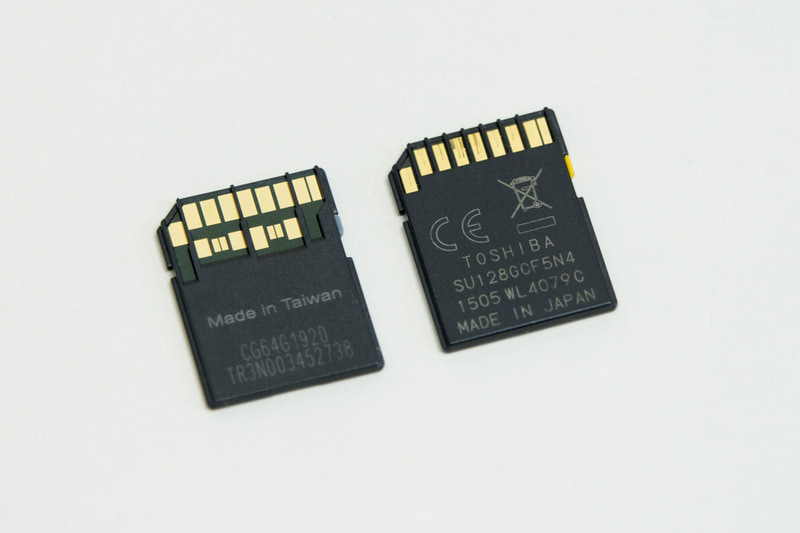 左がUHS-II対応SDカード、右が従来のUHS-IまでのSDカード