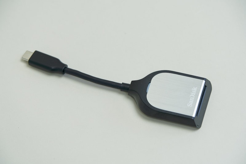 USB Type-Cケーブルで接続する