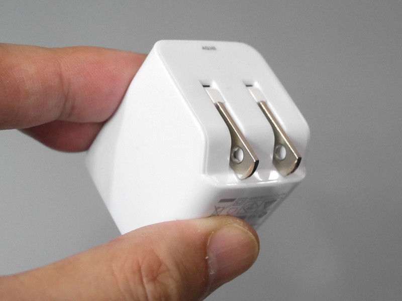 プラグが折りたためるので持ち歩きに重宝する。重量も45gと軽い