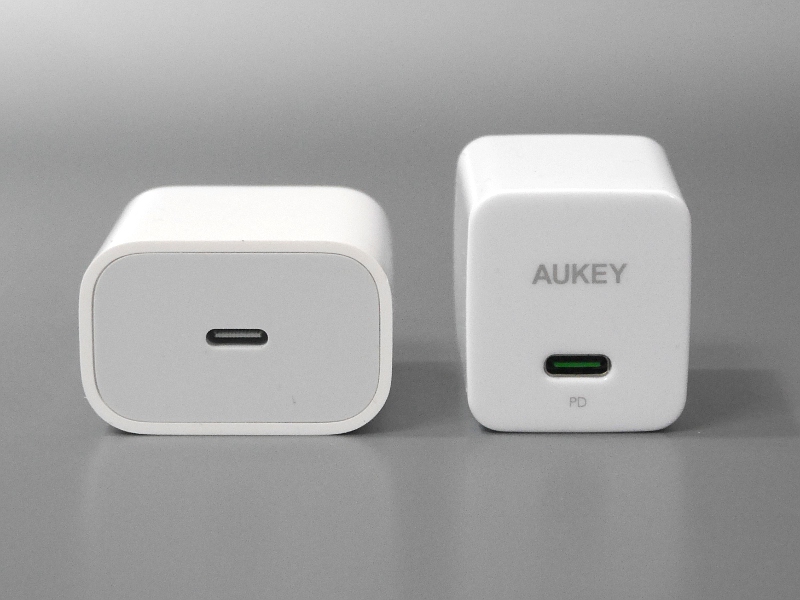 iPhone/iPad Pro付属の18W USB-C充電器（左）との比較。ややコンパクトだ