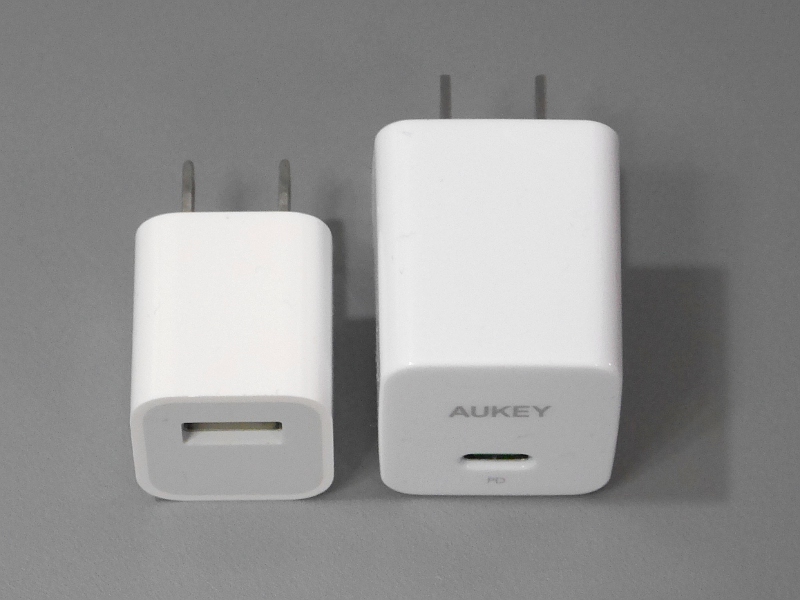 旧来のiPhoneに付属していた充電器（左）との比較。こちらはさすがに本製品のほうが（出力はまったく違うとは言え）サイズが大きい