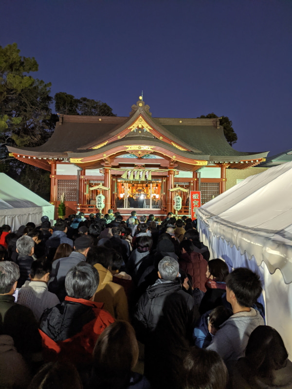 こちらは夜景モードで撮影した神社。数秒待たされるとはいえ、これがフラッシュなしで撮影できるって、本当に凄いと思う