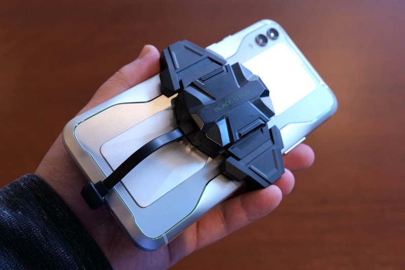 2 in 1ゲーミングアダプタを装着したBlack Shark 2