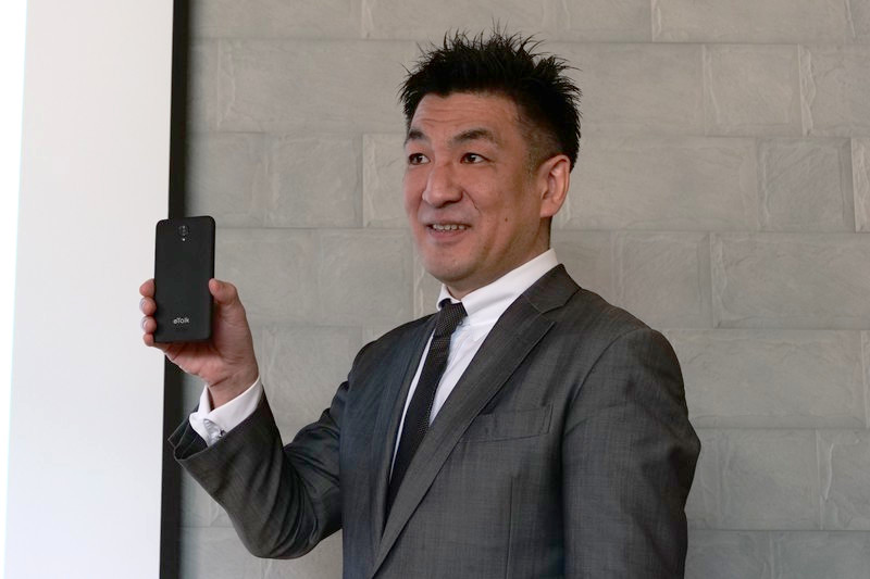 スマートフォンのモックアップを手にする増田薫社長