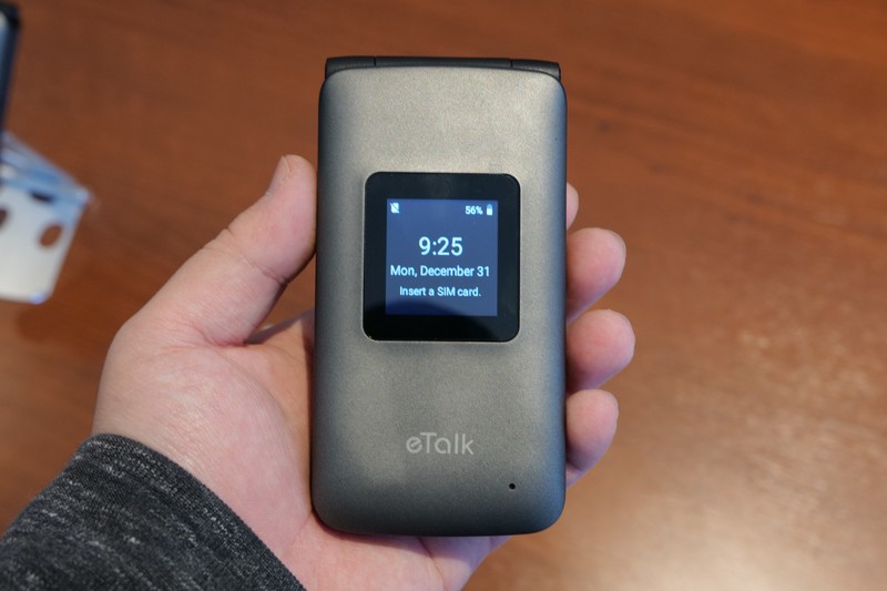 背面にはサブディスプレイを搭載する