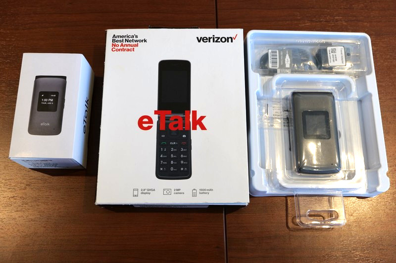 左の小さい箱はポストペイ用。右の大きい箱はプリペイド用で、什器に吊るして展示できるパッケージとなっている